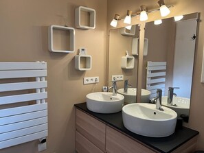 Haartrockner, Handtücher, Seife, Toilettenpapier