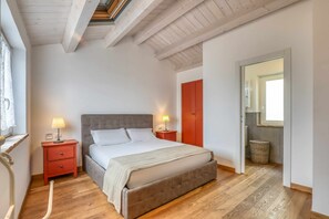 1 habitación, tabla de planchar con plancha y cuna de viaje 