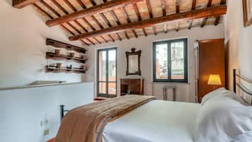 4 bedrooms, iron/ironing board, free WiFi