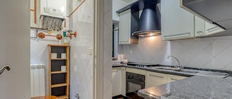 Réfrigérateur, micro-ondes, batterie de cuisine, vaisselle et ustensiles