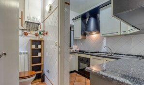 Refrigerador, microondas, utensilios de cocina, mesa de comedor