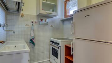 Batterie de cuisine, vaisselle et ustensiles, tables Ă manger