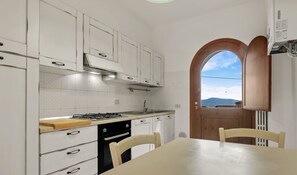 Kühlschrank, Ofen, Kochgeschirr/Geschirr/Besteck, Esstisch