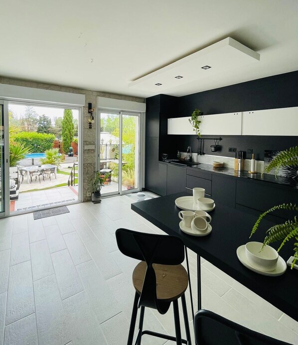 Private kitchen - Villa Nyvioni, Proche de la mer Avec Piscine et SPA (Agde)