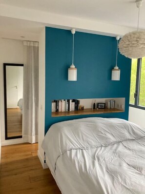 5 Schlafzimmer, Schreibtisch, Bügeleisen/Bügelbrett, Reisekinderbett