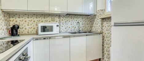 Réfrigérateur, micro-ondes, four