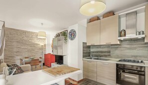 Réfrigérateur, four, batterie de cuisine, vaisselle et ustensiles