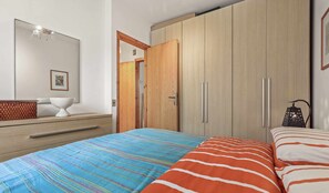 2 chambres, fer et planche à repasser