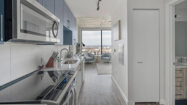 Een koelkast, een eettafel