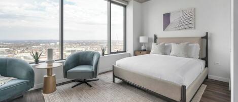 Een bureau, een strijkplank/strijkijzer, wifi, beddengoed