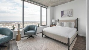 Escritorio, tabla de planchar con plancha, wifi y ropa de cama 