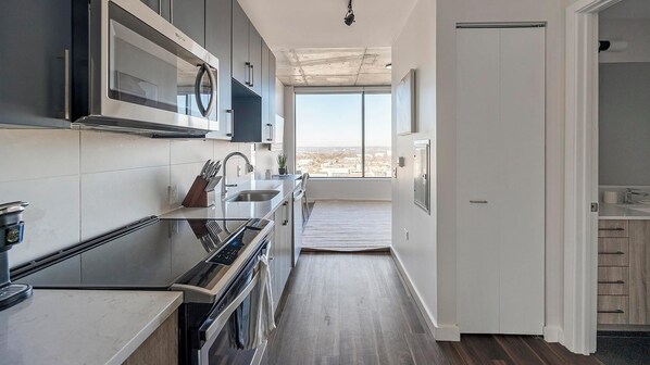 Frigorifero, tavolo da pranzo