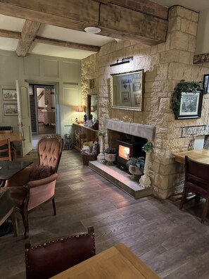 Lounge - White Lion Hotel (Worcester)
