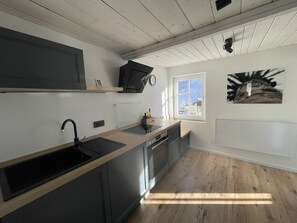 Fridge, microwave, oven, stovetop - The slanted little house (Rangersdorf)