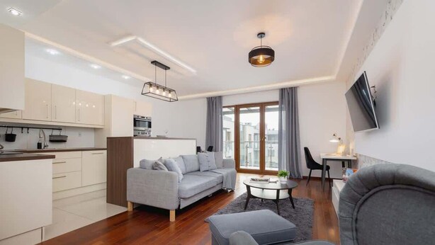 Un apartamento moderno con sala de estar, cocina y comedor.