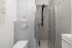 Chuveiro, secador de cabelo, shampoo 