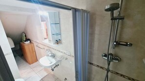 Apartment | Badezimmer | Dusche, Regendusche, kostenlose Toilettenartikel, Bidet