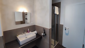 Eenvoudige kamer | Badkamer | Een douche, gratis toiletartikelen, een haardroger, pantoffels