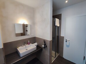 基本客房 | 浴室 | 淋浴設備、免費盥洗用品、吹風機、毛巾