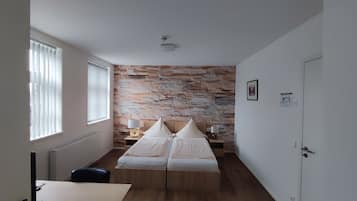 Basic Room | Desk, laptop workspace, free WiFi, bed sheets