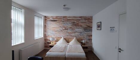 Rom – basic | Skrivebord, skrivebord for bærbar PC, wi-fi (inkludert) og sengetøy