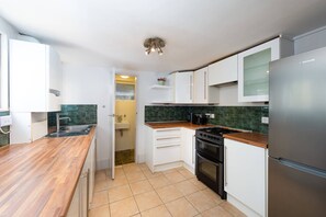 Fridge, oven, dishwasher, coffee/tea maker