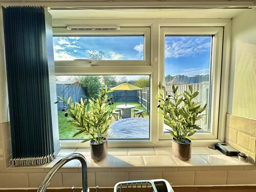 Large Four Bedroom - With Hot Tub and Parking - Sleeps 8