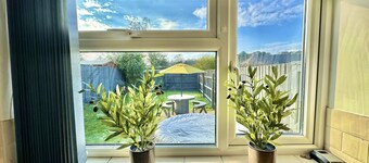 Large Four Bedroom - With Hot Tub and Parking - Sleeps 8