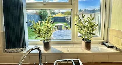 Large Four Bedroom - With Hot Tub and Parking - Sleeps 8