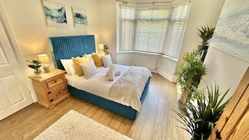 4 bedrooms, iron/ironing board, free WiFi, bed sheets