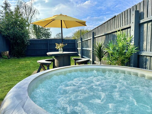 Large Four Bedroom - With Hot Tub and Parking - Sleeps 8