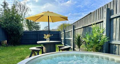 Large Four Bedroom - With Hot Tub and Parking - Sleeps 8