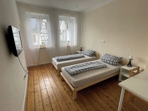 2 chambres, bureau, fer et planche à repasser, lit parapluie