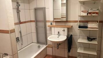 Haartrockner, Handtücher, Seife, Toilettenpapier