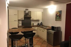 Fridge, microwave, oven, stovetop - Wohlfühl- Wohnung (Osthofen)