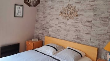 2 dormitorios, tabla de planchar con plancha, ropa de cama