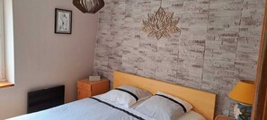 2 bedrooms, iron/ironing board, bed sheets