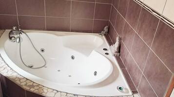 Bañera de hidromasaje, secador de pelo y papel higiénico