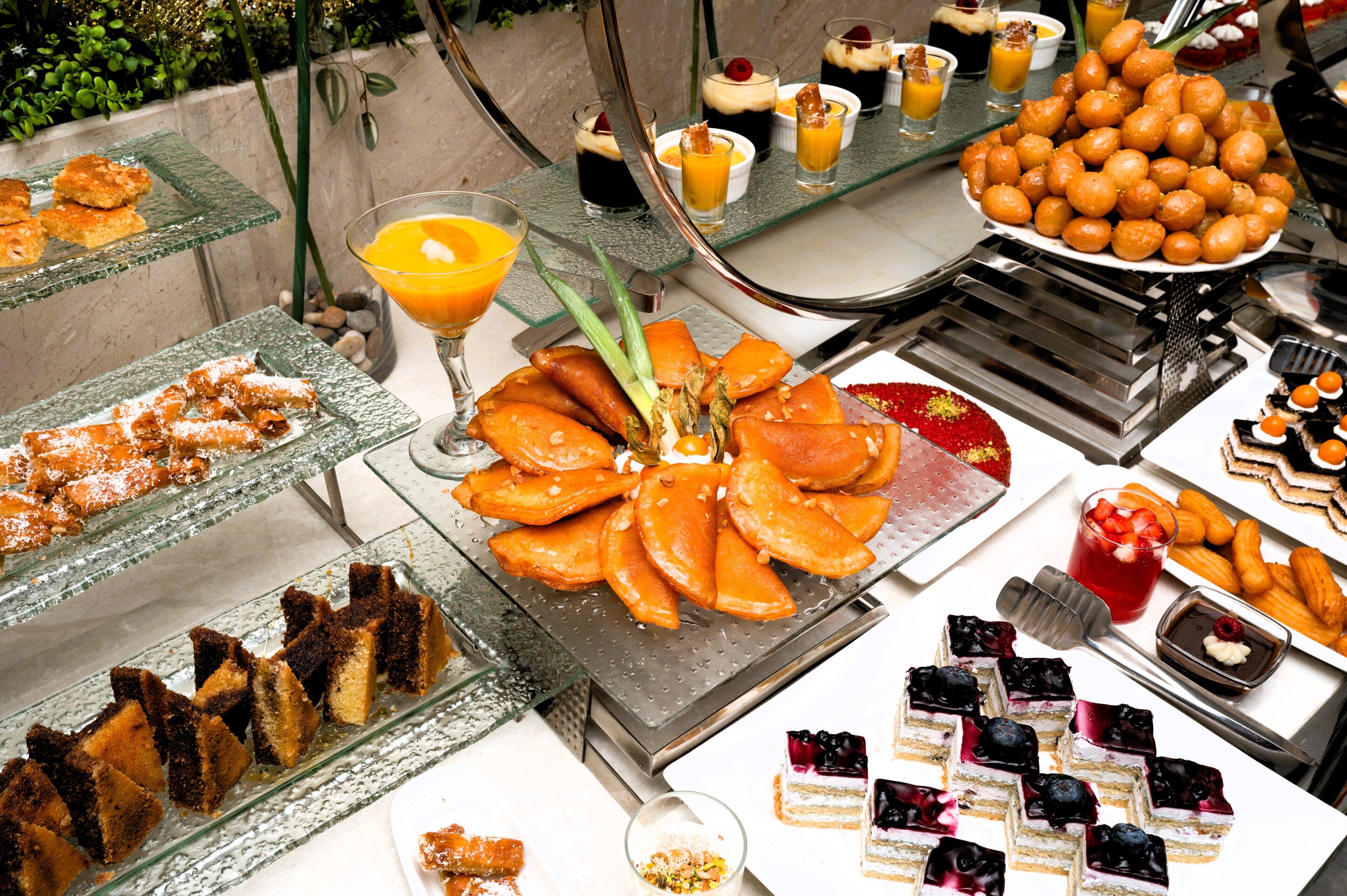 Un buffet proposant une variété de desserts et de boissons.