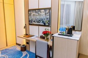 Superior Triple Room | In-room safe, individually decorated, individually furnished, desk - Jiwar Al Madina Hotel (Madinah)
