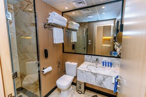 Standard Quadruple Room | In-room safe, individually decorated, individually furnished, desk - Jiwar Al Madina Hotel (Madinah)