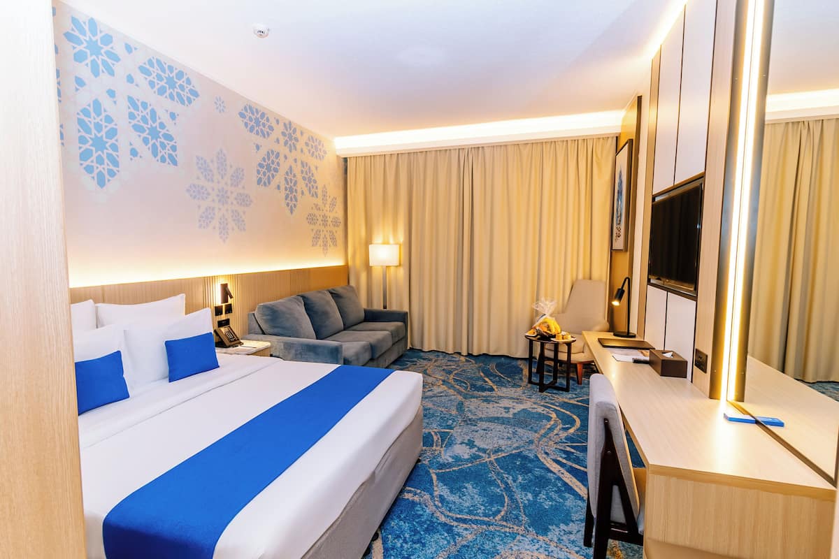 Dobbeltrom – deluxe, 1 kingsize-seng | Safe på rommet, individuelt dekorert, individuelt innredet og skrivebord