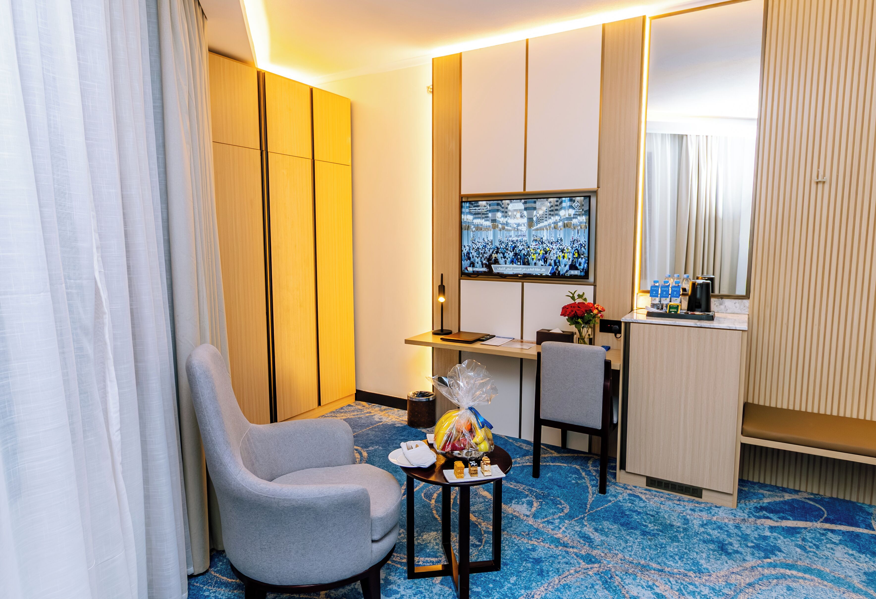 خزنة داخل الغرفة وبديكورات فريدة لكل غرفة وطراز فريد لكل وحدة ومكتب