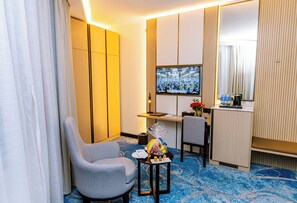 Superior trippelrum | Värdeförvaringsskåp på rummet, individuell inredning och unika möbler