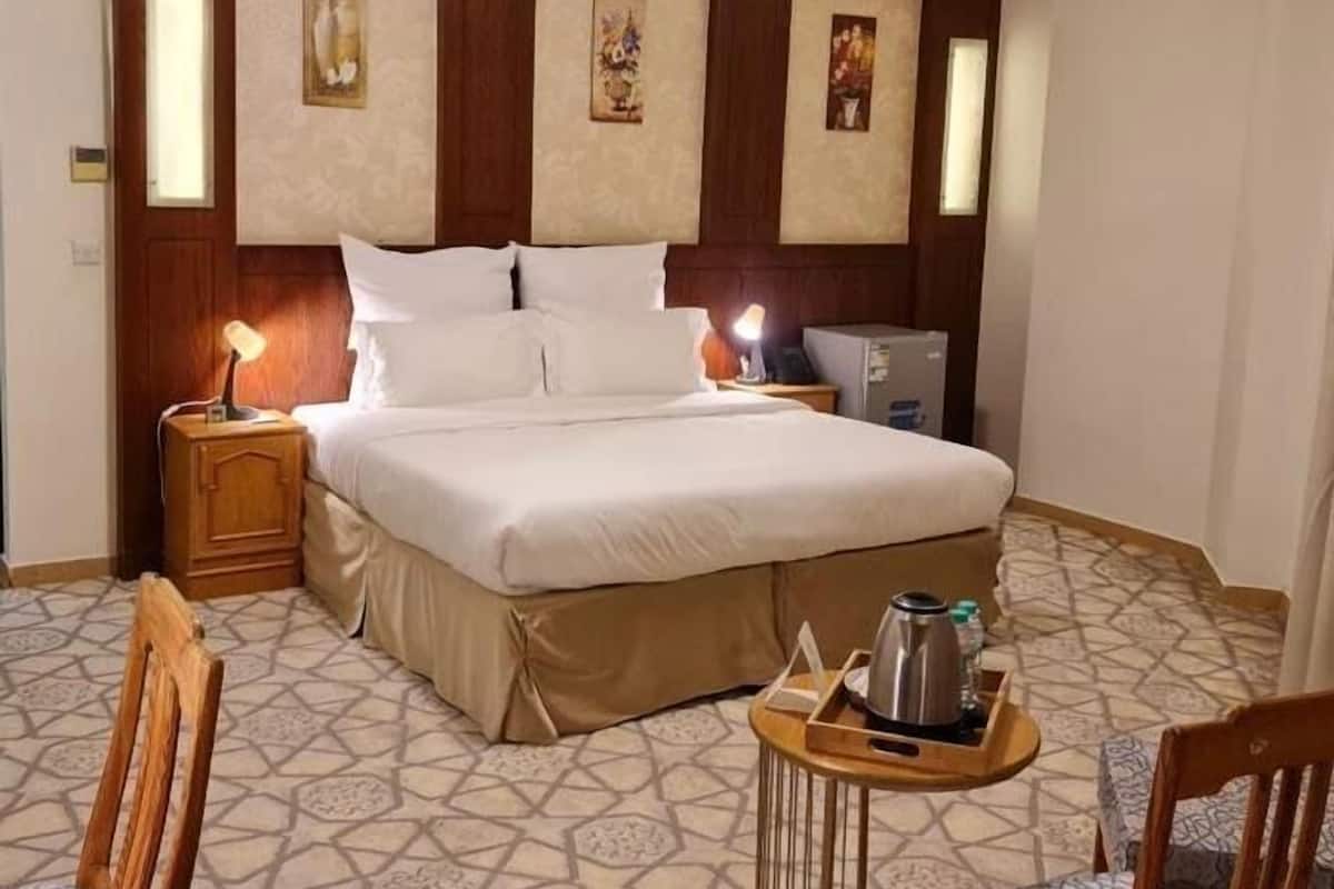 Deluxe tweepersoonskamer, 1 kingsize bed | Een kluis op de kamer, individueel gedecoreerd, individueel gemeubileerd