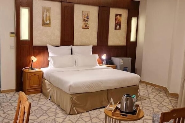 Deluxe-Doppelzimmer, 1 King-Bett | Zimmersafe, individuell dekoriert, individuell eingerichtet