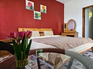 In-room safe, desk, blackout curtains, soundproofing - Ushpav Villa (Cap Malheureux)