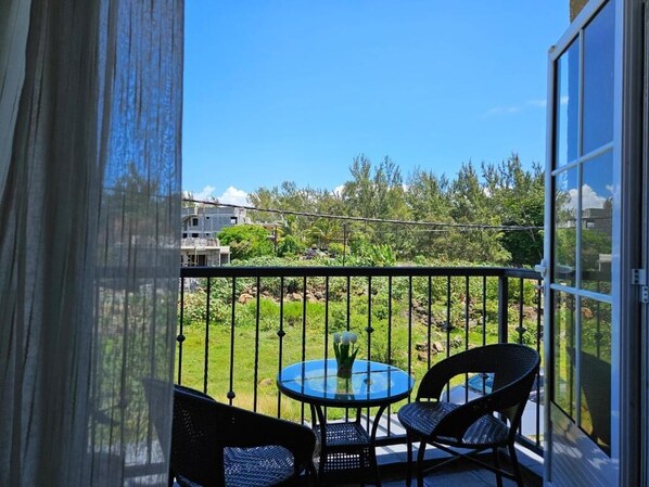 Comfort Double Room (Hibiscus) | Terrace/patio - Ushpav Villa (Cap Malheureux)