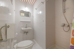 Standard Double Room | Bathroom