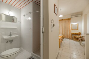 Standard Double Room | Bathroom | Hair dryer, towels - Pink Panther Studios & Apartments (Zakynthos)